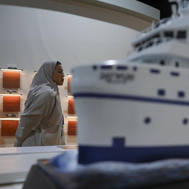 Une femme qui visite le pavillon des Émirats arabes unis à la COP29 de Bakou en Azerbaïdjan (image d'illustration). [Keystone/AP Photo - Peter Dejong]