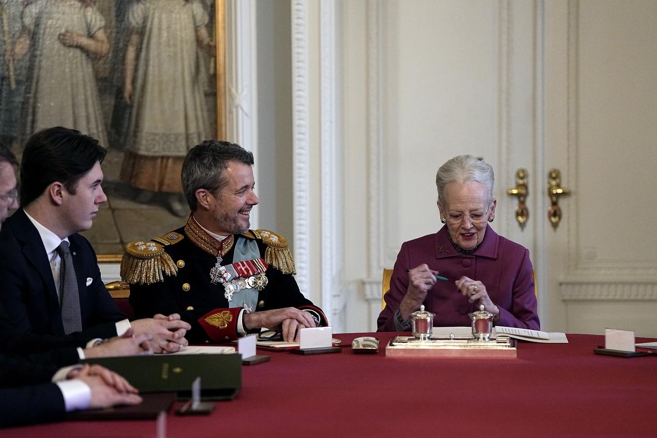 La reine Margrethe II du Danemark signe la déclaration d'abdication aux côtés de son fils, devenu le roi Frederik X. [EPA/Keystone - Mads Claus Rasmussen]