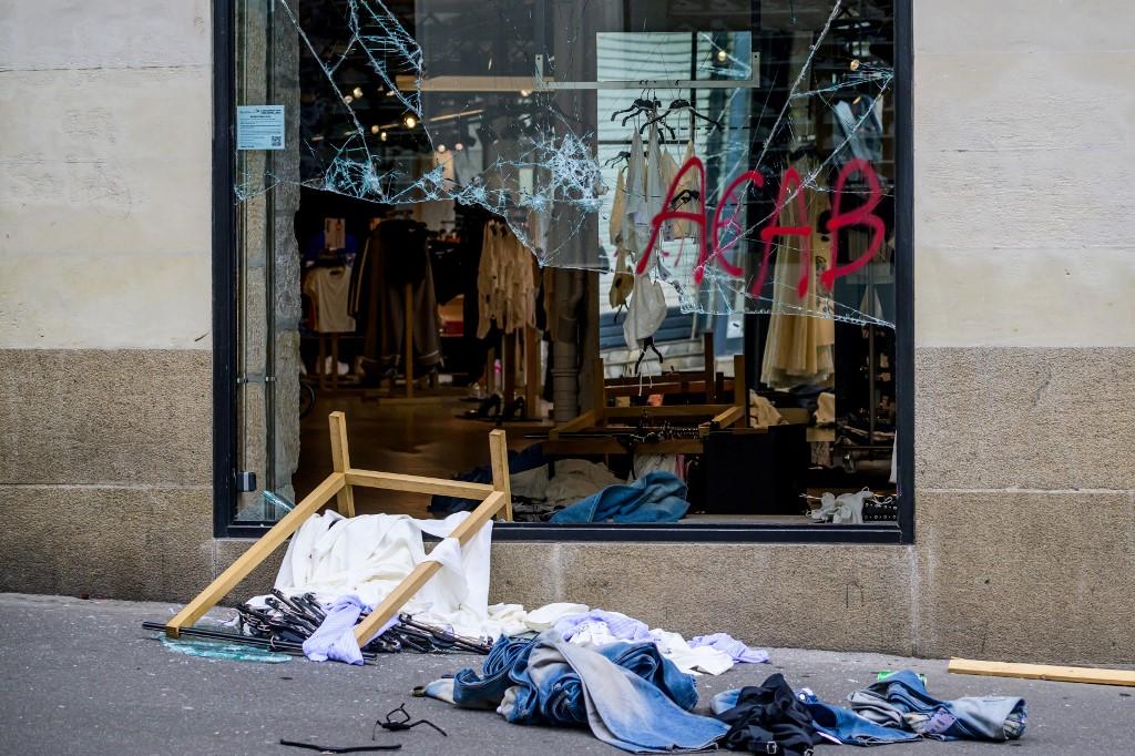 En France, les mobilisations pour le 1er Mai ont été marquées par des vitrines de commerces et de banques brisées. [AFP - LOIC VENANCE]