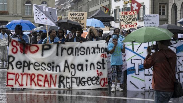 Des personnes originaires d'Érythrée participent à une manifestation, le samedi 22 juin 2024, à Berne. [KEYSTONE - PETER SCHNEIDER]