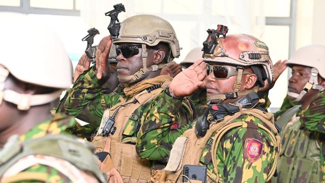 Des policiers kenyans avant leur départ pour Haïti. [Keystone/EPA/PRESIDENTIAL COMMUNICATION SERVICE/HANDOUT - Rebecca Nduku]