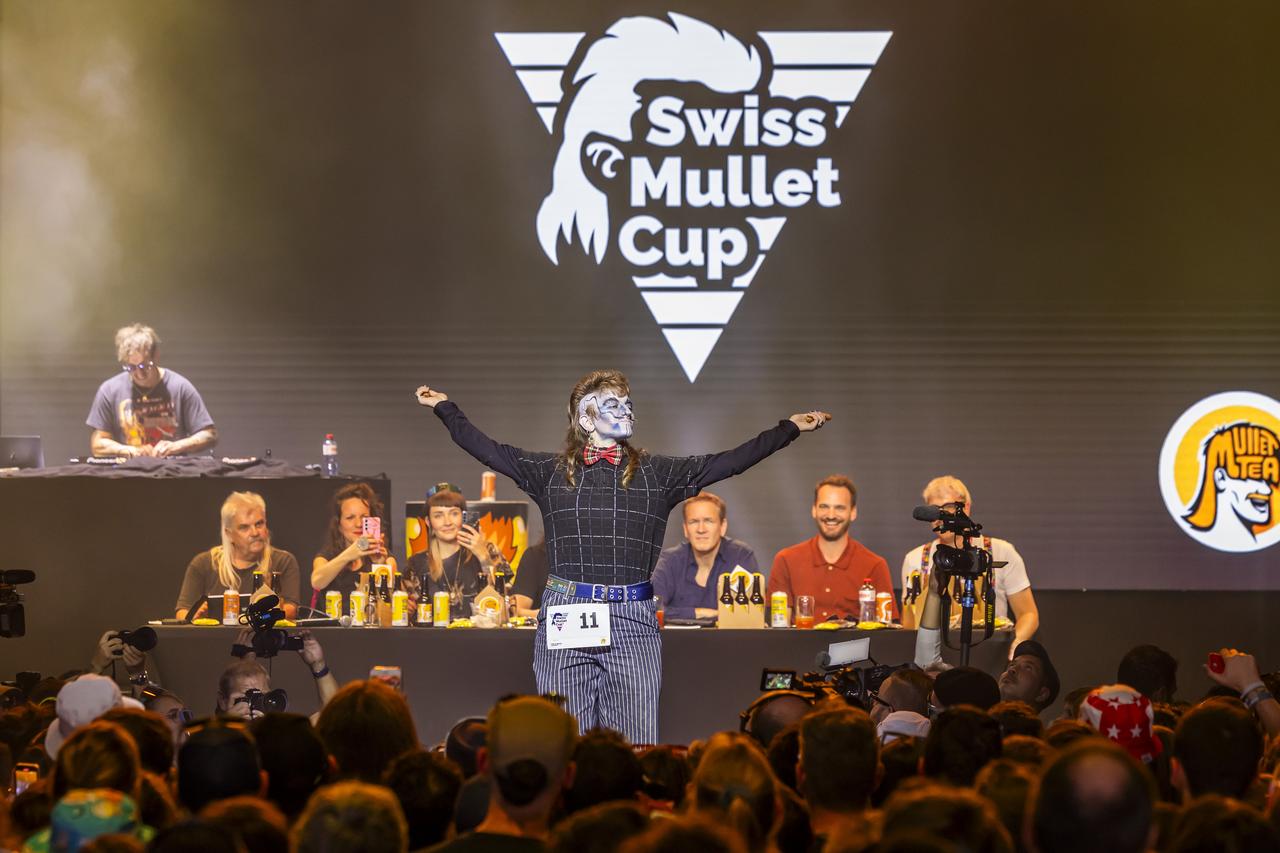 Une participante à la Swiss Mullet Cup à Martigny. [KEYSTONE - SALVATORE DI NOLFI]