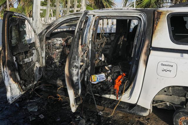 Une voiture de l'ONG World Central Kitchen détruite après une frappe israélienne à Gaza. [Keystone - EPA/Mohammed Saber]