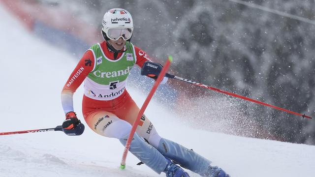 La skieuse suisse Michelle Gisin pendant le slalom féminin de Coupe du Monde de Soldeu, en Andorre. [Keystone/AP Photo - Marco Trovati]
