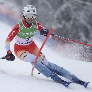 La skieuse suisse Michelle Gisin pendant le slalom féminin de Coupe du Monde de Soldeu, en Andorre. [Keystone/AP Photo - Marco Trovati]