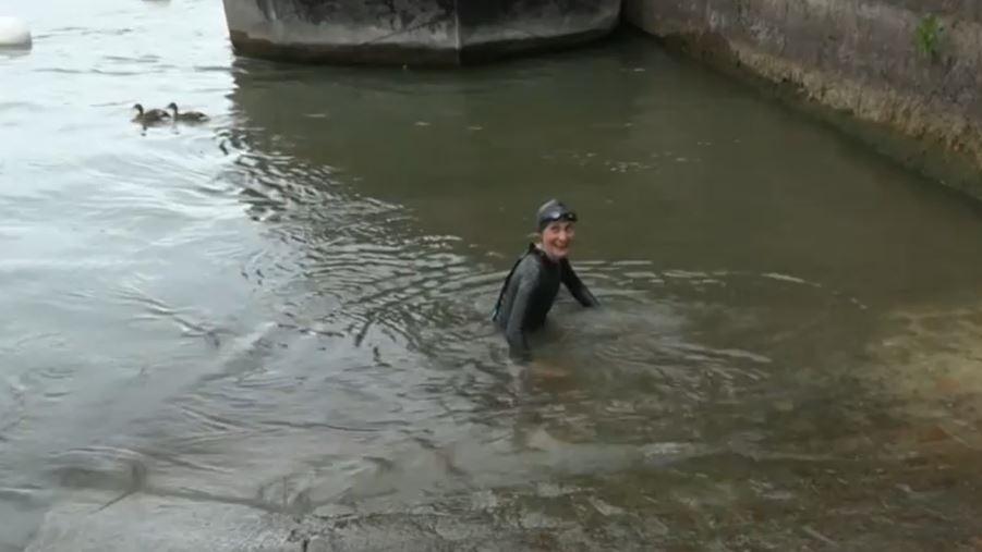 La ministre française des Sports et des JO, Amélie Oudéa-Castéra, s'est baignée dans la Seine, dont la qualité de l'eau sera cruciale pour la tenue de certaines épreuves des JO, le 13 juillet 2024. [BFMTV - Capture d'écran]