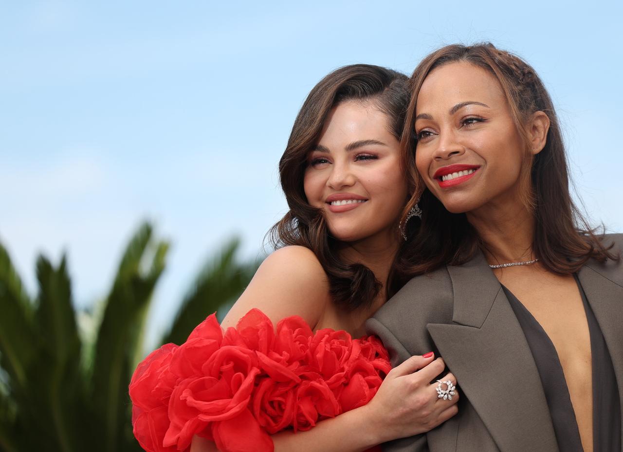 Selena Gomez et Zoe Saldana pour le film "Emilia Perez" durant le 77e festival de Cannes le 19 Mai 2024. [KEYSTONE - ANDRE PAIN]