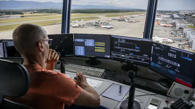 Un contrôleur aérien de Skyguide dans la tour de contrôle de l'Aéroport International de Genève en 28 juillet 2022. [Keystone - Martial Trezzini]