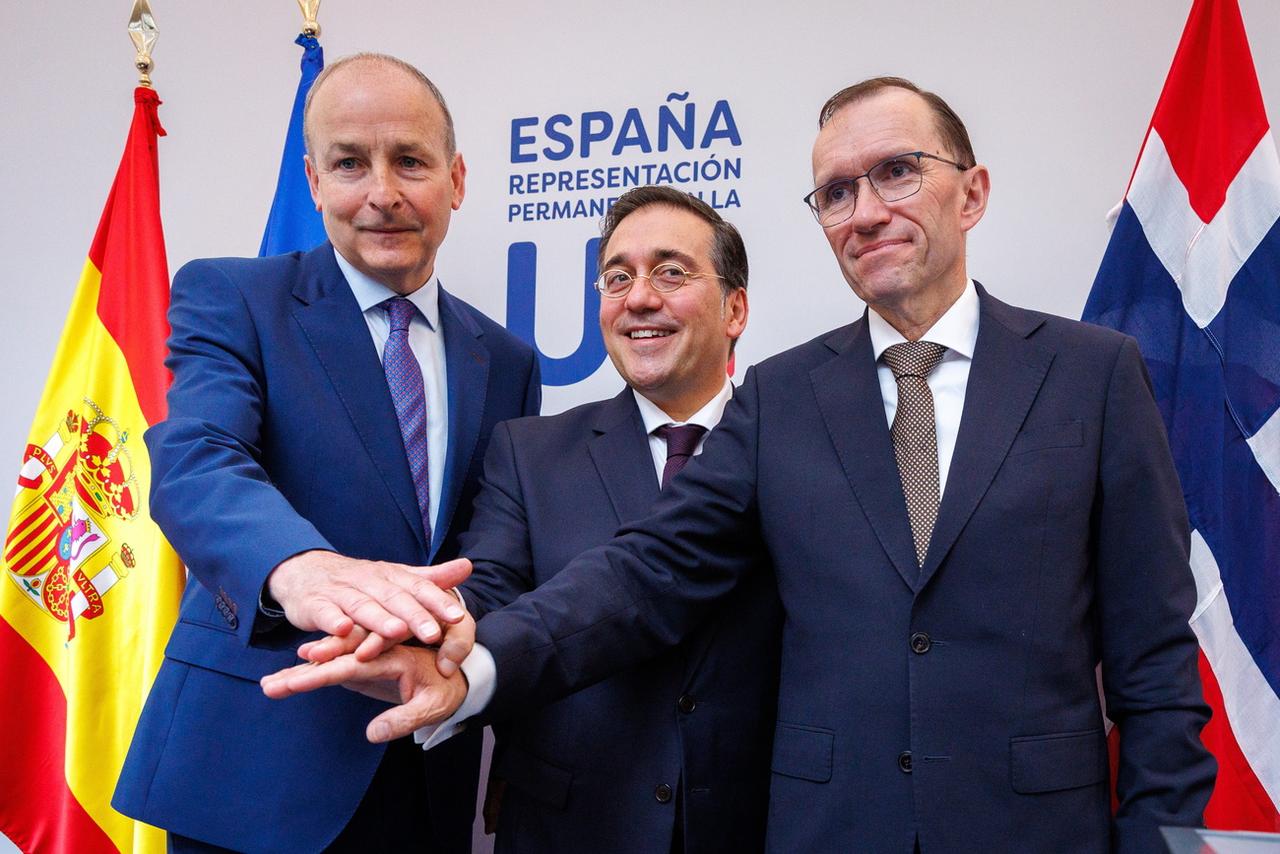 Les ministres des Affaires étrangères irlandais Michael Martin, espagnol Jose Manuel Albares et norvégien Barth Eide, le 27 mai à Bruxelles. [KEYSTONE - OLIVIER MATTHYS]