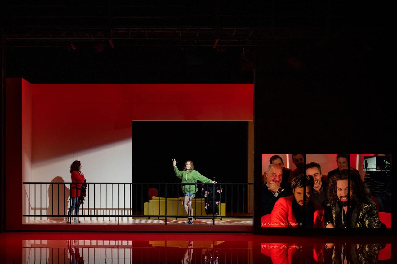 Prenant comme modèle les téléréalités, la mise en scène de Jean Liermier permet, par moments, de suivre à la fois ce qui se passe sur le plateau et dans les coulisses. [Opéra de Lausanne - Guy Python]