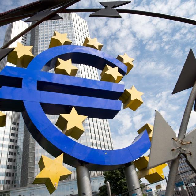 La Banque centrale européenne (BCE) abaisse ses taux directeurs. [Keystone - EPA/BORIS ROESSLER]