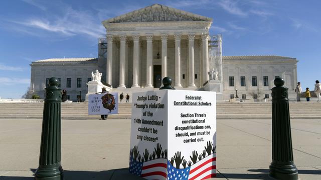 Des personnes manifestent devant la Cour suprême des États-Unis, le mercredi 7 février 2024, à Washington. [KEYSTONE - JOSE LUIS MAGANA]