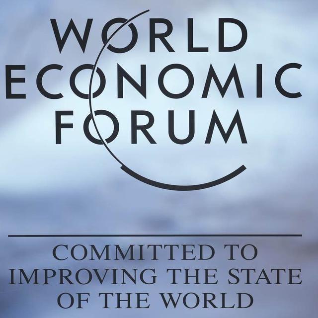 Le logo du Forum économique mondial (WEF) sur une fenêtre du centre des congrès de Davos le 14 janvier 2024. [Keystone]