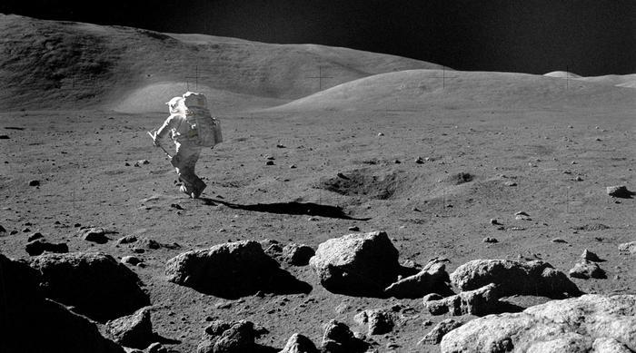 Il y a plus de 50 ans, les astronautes de la mission Apollo ont ramené de la Lune des roches basaltiques contenant des concentrations étonnamment élevées de titane. Par la suite, des observations par satellite ont montré que ces roches volcaniques riches en titane se trouvaient principalement sur la face cachée de la Lune, mais comment et pourquoi elles sont arrivées là est resté un mystère – jusqu'à aujourd'hui. [NASA - Apollo 17]