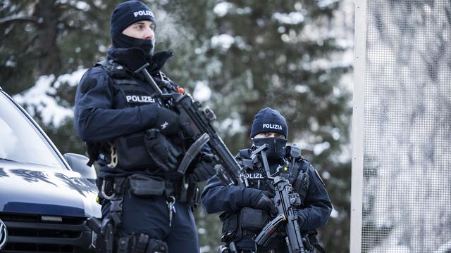 Des policiers armés de mitraillettes posent lors d'une conférence de presse de la police et de l'armée concernant la sécurité avant la 54e réunion annuelle du Forum économique mondial, WEF, à Davos, le vendredi 12 janvier 2024. [keystone - Gian Ehrenzeller]