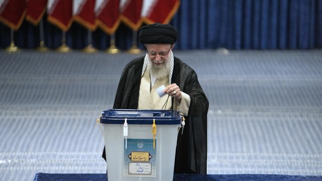 L'ayatollah Kahmenei au moment de glisser son bulletin dans l'urne pour l'élection présidentielle en Iran, le 28 juin 2024. [Keystone - Vahid Salemi]