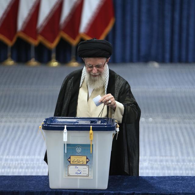 L'ayatollah Kahmenei au moment de glisser son bulletin dans l'urne pour l'élection présidentielle en Iran, le 28 juin 2024. [Keystone - Vahid Salemi]