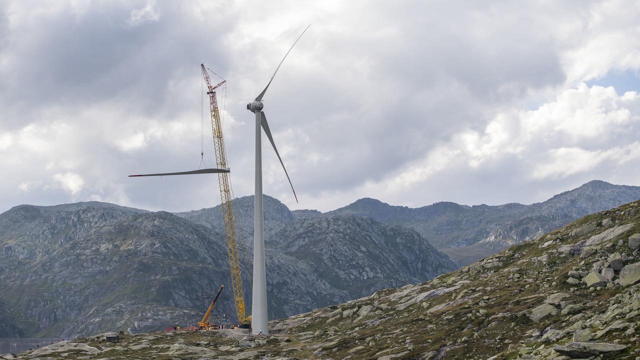 Les projets éoliens bloqués en Suisse devraient pouvoir voir le jour grâce à une nouvelle loi entrée en vigueur le 1er février 2024 (image d'illustration). [Keystone - Urs Flueeler]