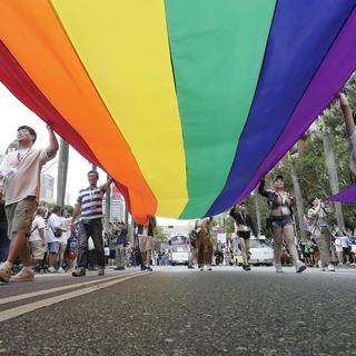 La population suisse est majoritairement bien disposée à l'égard des personnes LGBT. [Keystone]