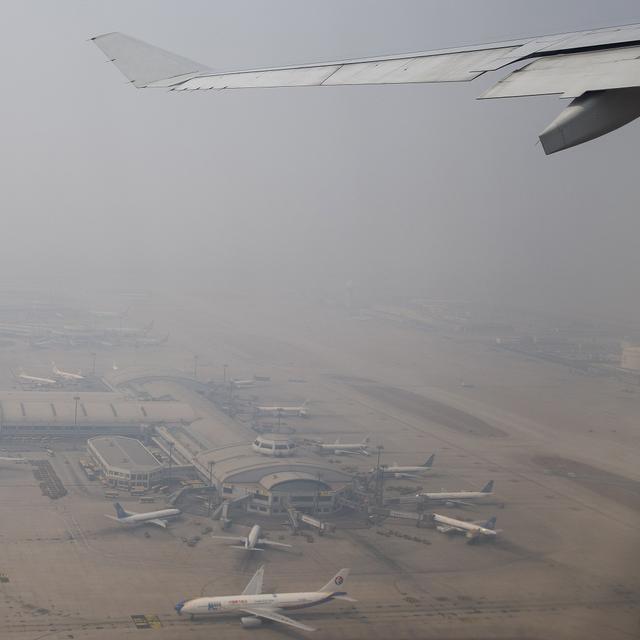 Voyage neutre en carbone, 100% compensé ou encore "zéro carbone", voyagistes et compagnies aériennes, et plus largement les entreprises fortement émettrices de gaz à effet de serre, ont massivement recours au "crédits carbone de compensation". [AP Photo - Andy Wong]