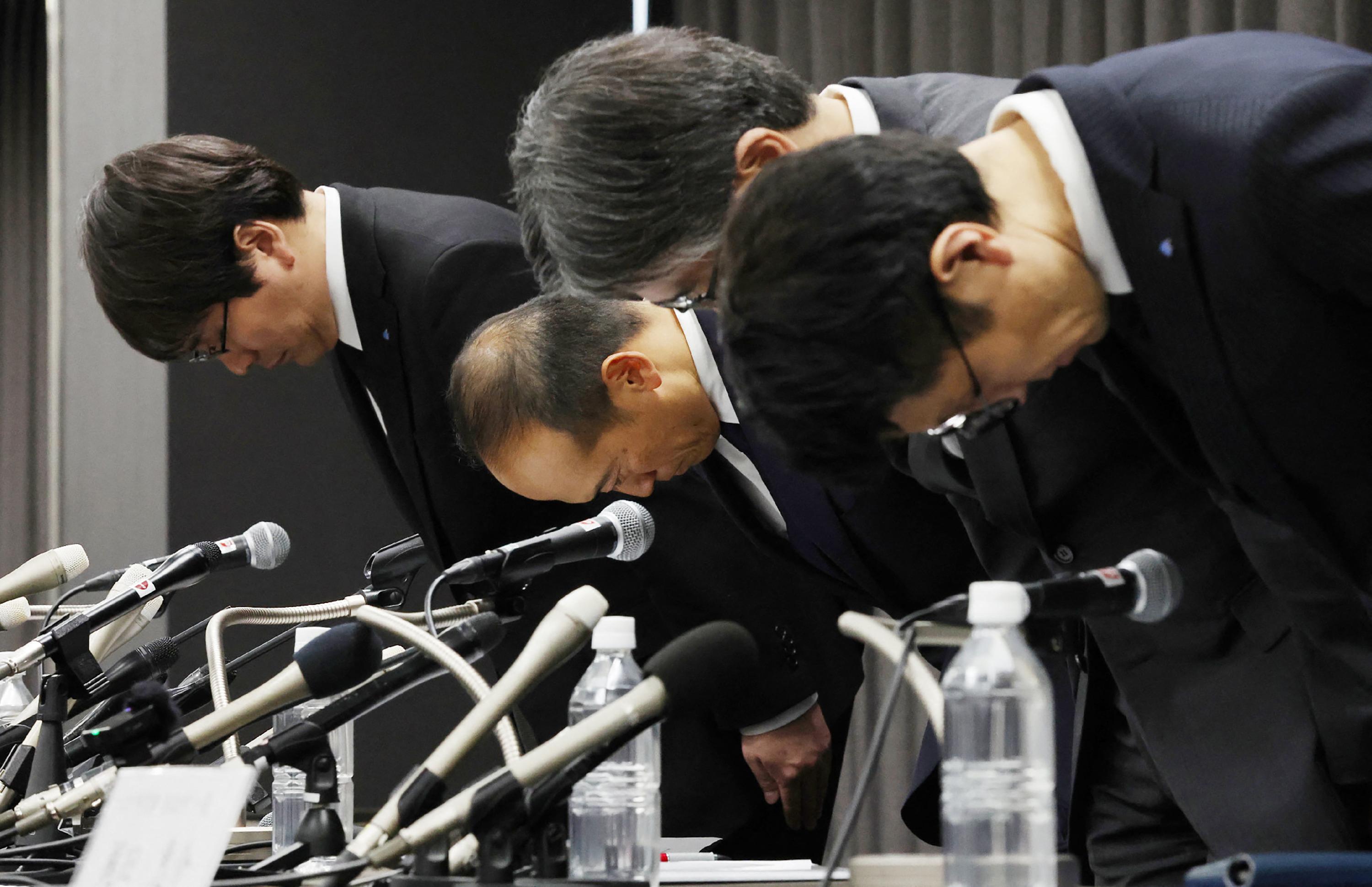 Les responsables de Kobayashi Pharmaceutical lors d'une conférence de presse, le 29  mars 2024. [AFP - STR]