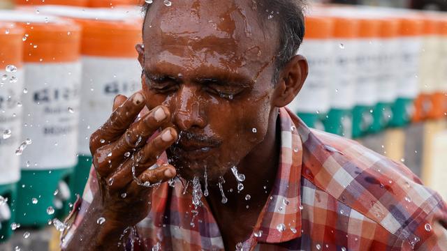 Un homme se rafraîchit durant une vague de chaleur à Ahmedabad, en Inde, le 29 mai 2024. [Reuters - Amit Dave/File Photo]