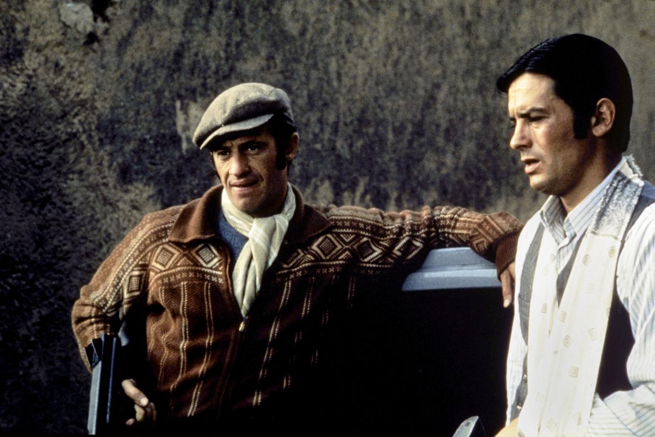 Jean-Paul Belmondo et Alain Delon dans "Borsalino". [Collection ChristopheL via AFP - ADEL PRODUCTIONS / MARIANNE PROD]