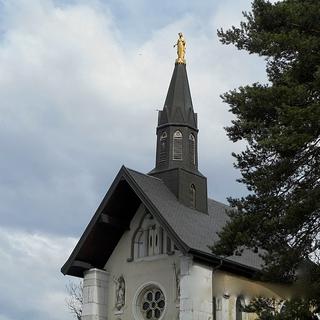 Façade de la chapelle de la Bénite Fontaine (2019) [Wikimedia Commons - Benoît Brassoud]