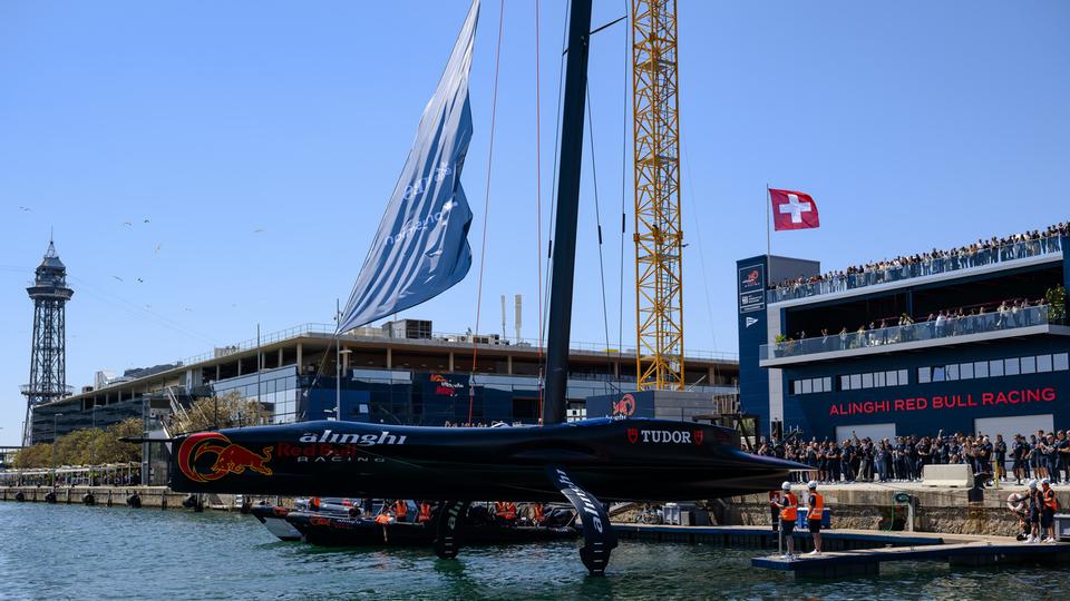 Le bateau d'Alinghi pour la prochaine coupe de l'America a été officiellement présenté à Barcelone. [Keystone - Jean-Christophe Bott]