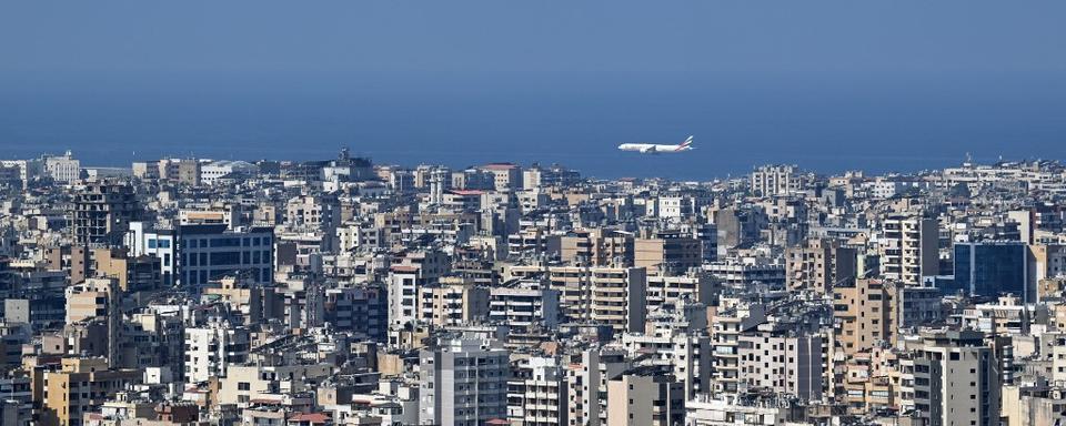 Un avion commercial d'Emirates vole près de la banlieue sud de Beyrouth à l'approche de la piste de l'aéroport, le 9 août 2024 [AFP]