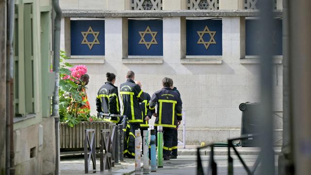 Un homme armé abattu par la police après avoir mis le feu à la synagogue de Rouen [AFP - LOU BENOIST]