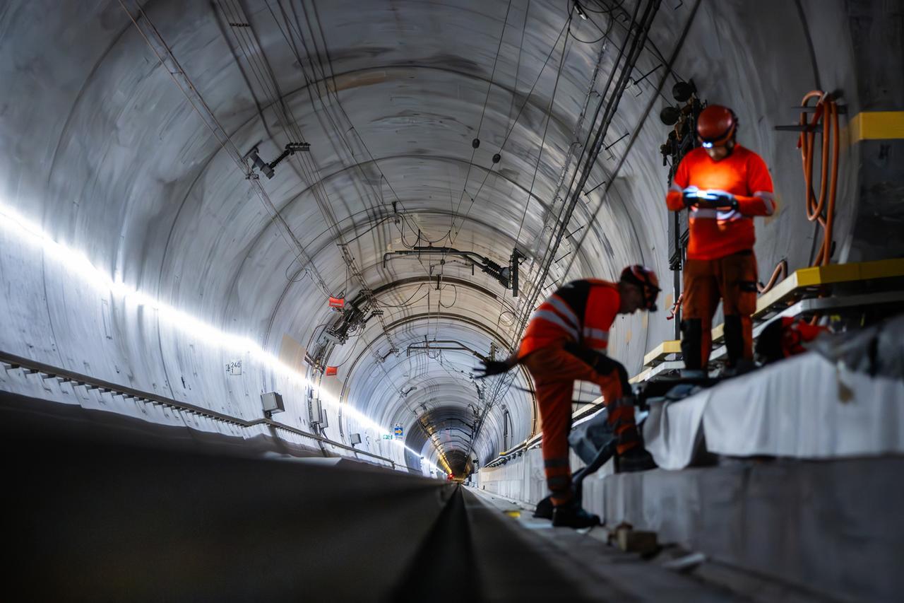 Des ouvriers rétablissent la portion du tunnel touchée par le déraillement, en mai 2024. [KEYSTONE - SAMUEL GOLAY]