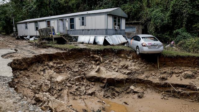 epaselect epa11640934 A mobile home and car along the Swannanoa River in the aftermath of catastrophic flooding caused by Tropical Storm Helene in Swannanoa, North Carolina, USA, 03 October 2024. The mountainous areas of North Carolina, South Carolina and Tennessee were hit particularly hard. More than 150 people are reported dead due to Hurricane Helene in the Southeastern US. EPA/ERIK S. LESSER [Keystone - Erik S. Lesser]