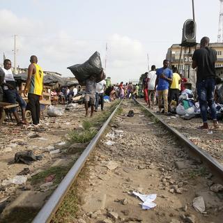 La précarité économique en Côte d'Ivoire favorise le risque pour la population d'être accro aux jeux d'argent. [Keystone/EPA - Legnan Koula]