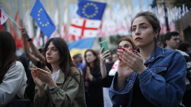 Géorgiennes et Géorgiens ont manifesté mardi 28 mai contre l'adoption par le Parlement d'une loi sur l'"influence étrangère". [KEYSTONE - DAVID MDZINARISHVILI]