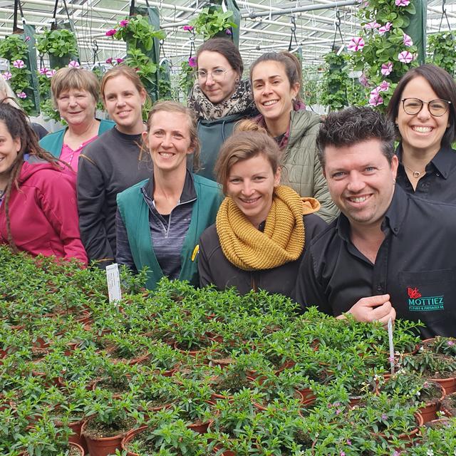 Le personnel 100% féminin du garden center « Mottiez Fleurs » à Collonges (VS) entourent les propriétaires de l’entreprise, Nadine et Lionel Turrian (à droite). [RTS - X. Bloch]