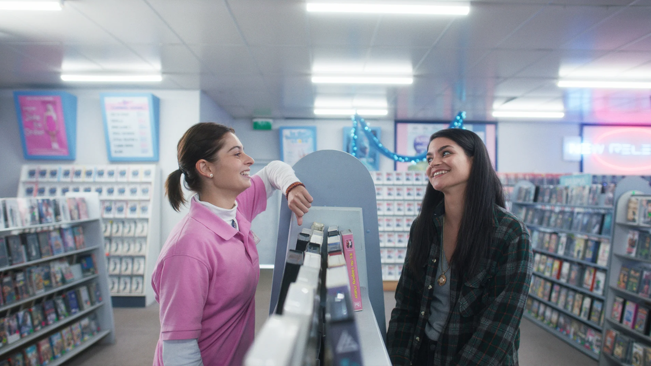 Emmanuelle Mattana et Tahlee Fereday dans la série "Videoland" de Jessica Smith (2024). [Pikelet Pictures]