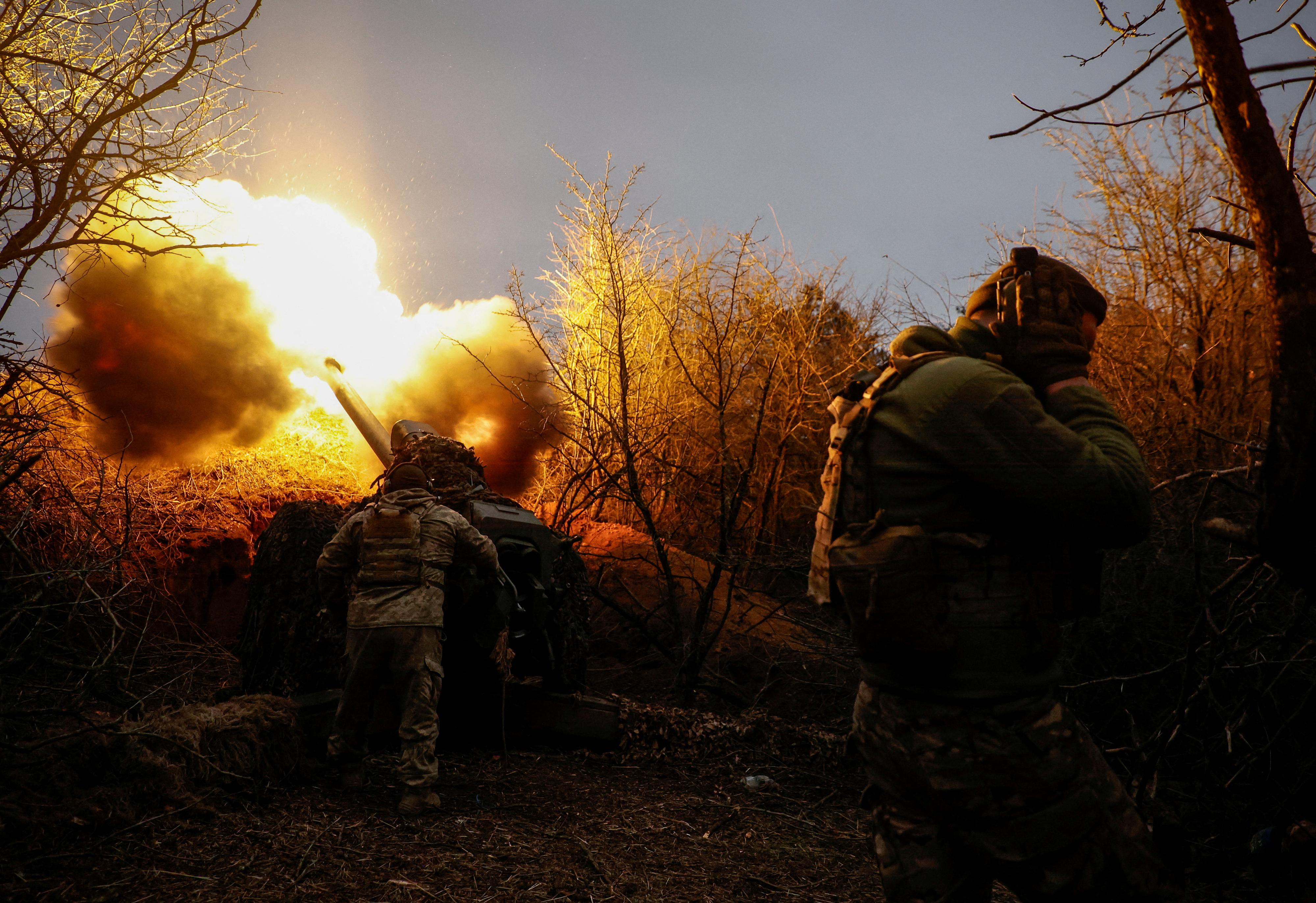 Des militaires ukrainiens de la 126e Brigade de défense territoriale distincte tirent à l'aide d'un obusier D-30 vers les troupes russes sur une position en première ligne, dans la région de Kherson, le 12 mars 2024 (image d'illustration). [REUTERS - RFE/RL/Serhii Nuzhnenko]