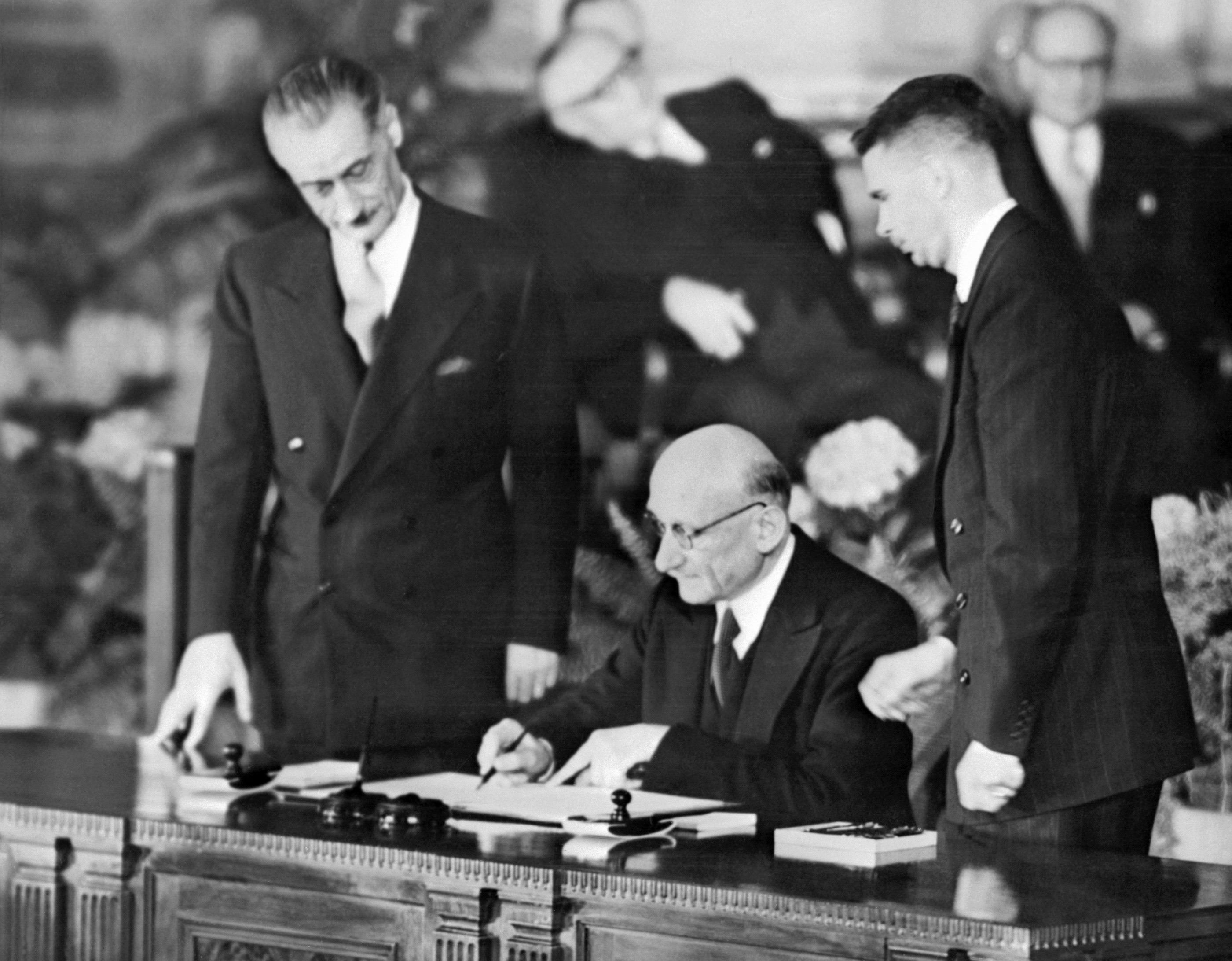 Le ministre français des Affaires étrangères, Robert Schuman, signe le 4 avril 1949 le traité de l'Atlantique Nord lors d'une cérémonie officielle à Washington. [AFP]