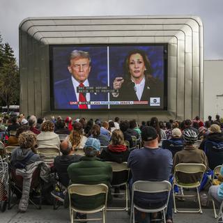 Des personnes regardent le débat entre Kamala Harris et Donald Trump, le 10 septembre 2024. [Keystone - Gabrielle Lurie/San Francisco Chronicle via AP]