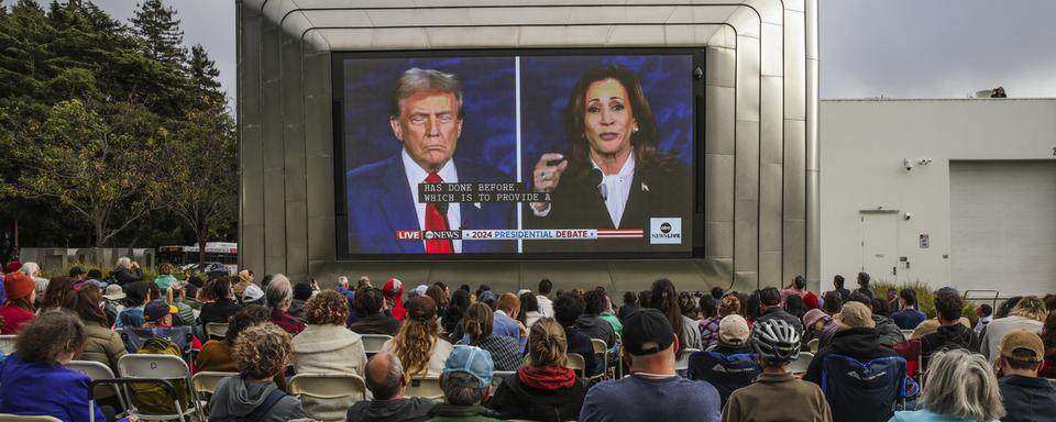 Des personnes regardent le débat entre Kamala Harris et Donald Trump, le 10 septembre 2024. [Keystone - Gabrielle Lurie/San Francisco Chronicle via AP]