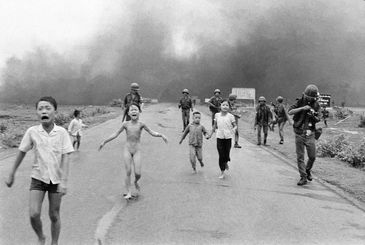 La petite fille au napalm est devenue la photo iconique symbolisant la guerre du Vietnam. [KEYSTONE - NICK UT]