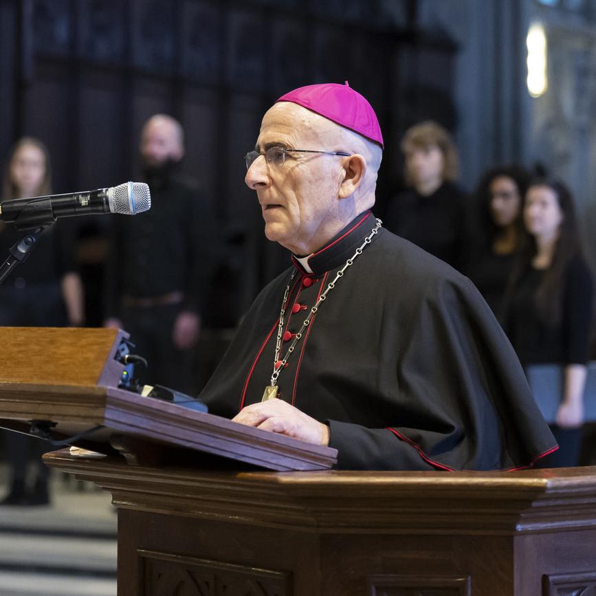 RTSreligion - L'évêque de Coire Joseph Bonnemain recrute des catholiques par téléphone