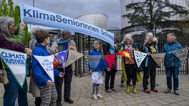 Les Aînées pour le climat Suisse posent avant la publication de la décision de La Grande Chambre de la Cour européenne des droits de l'homme, le 9 avril 2024 [Keystone - Jean-Christophe Bott]