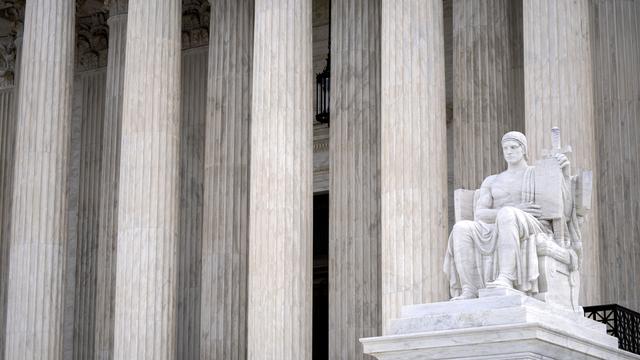 La statue du gardien de la loi devant l'entrée de la Cour suprême des Etats-Unis à Washington. [Mark Shiefelbein]