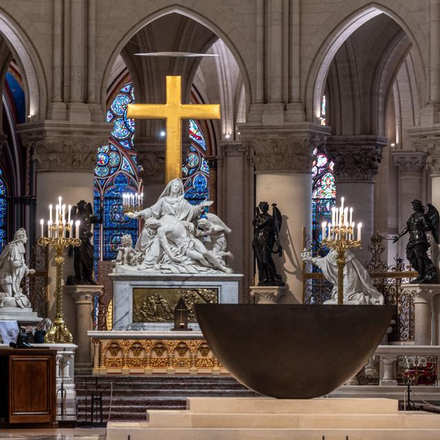 L'autel de Notre-Dame de Paris, retrouve sa superbe 5 ans après le terrible incendie qui l'a endommagé. [EPA/Pool/Keystone - Christophe Petit Tesson]