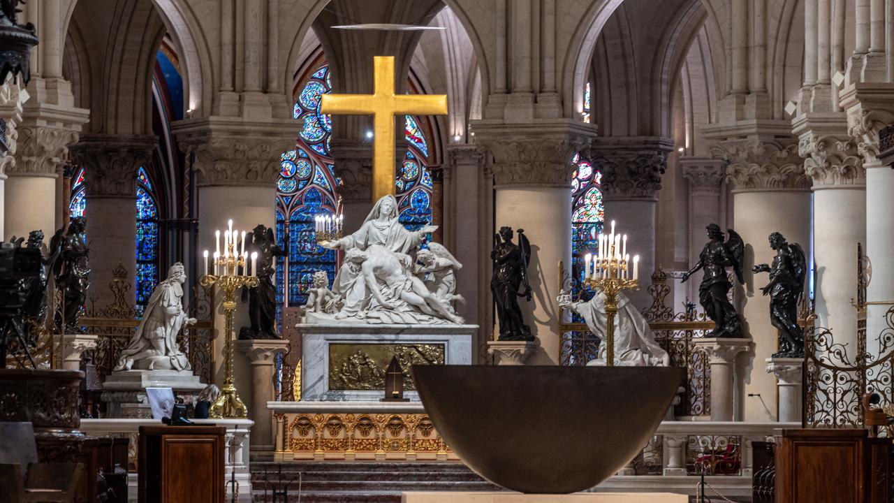 L'autel de Notre-Dame de Paris, retrouve sa superbe 5 ans après le terrible incendie qui l'a endommagé. [EPA/Pool/Keystone - Christophe Petit Tesson]