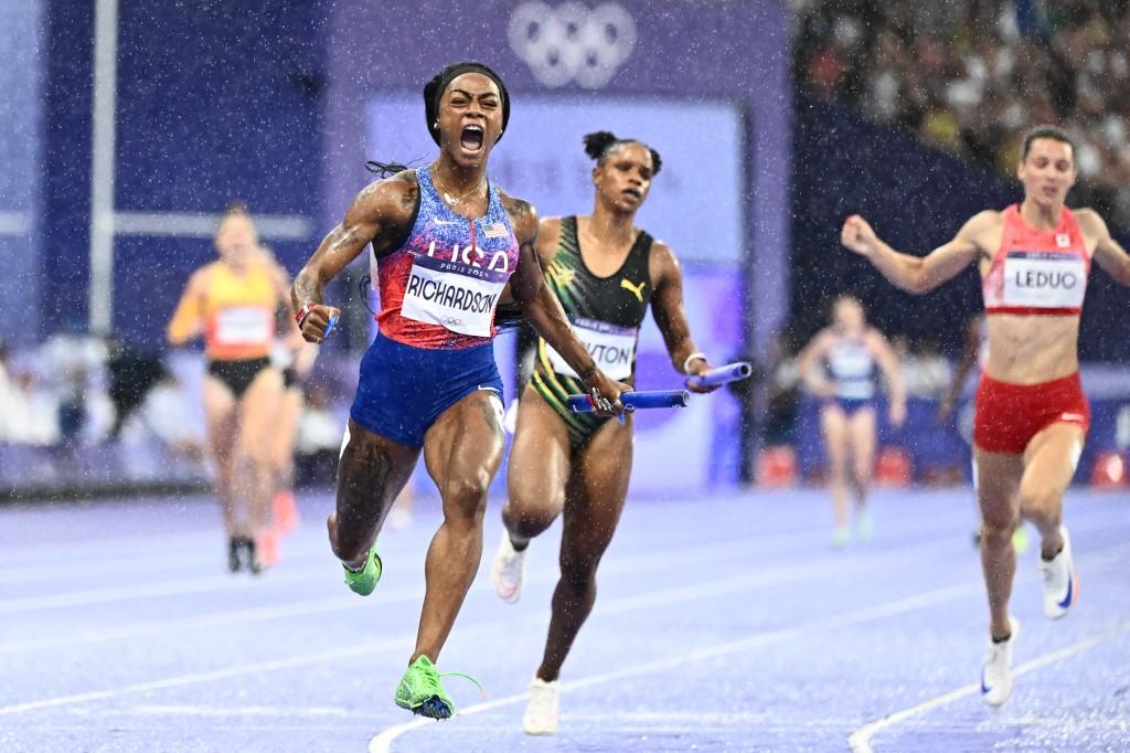 Sha'Carri Richardson exulte après la victoire des USA. [AFP - JEWEL SAMAD]