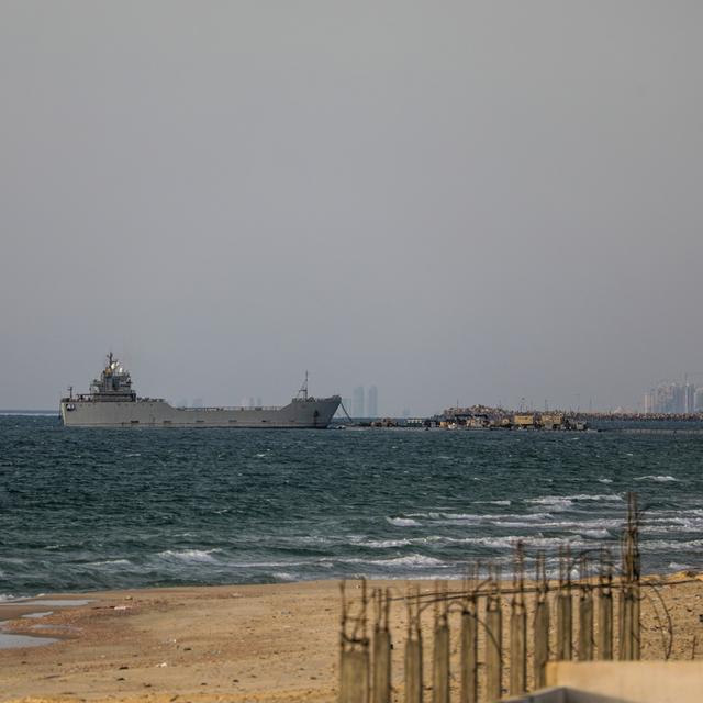 Un port artificiel construit par les Etats-Unis permet d’acheminer de l’aide humanitaire à Gaza par la mer. [Keystone - EPA/Mohammed Saber]