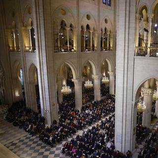 Cinq ans après un incendie ravageur, Notre-Dame de Paris célèbre dimanche matin sa première messe. [Keystone]